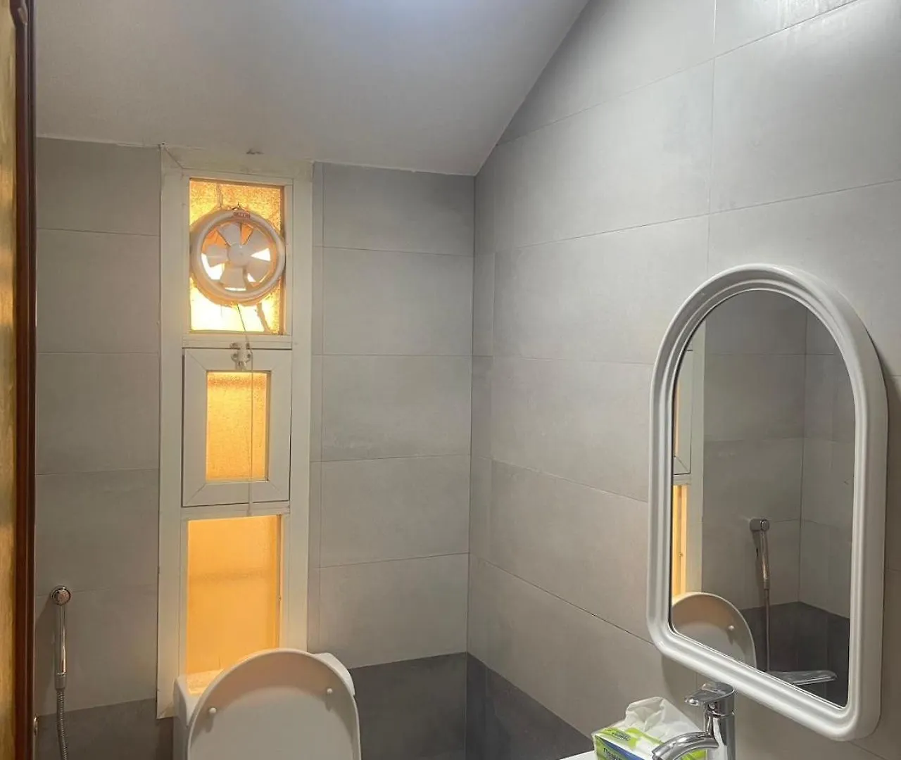 Tesla Homestay Hotel Riaad Gasthuis